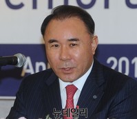 [포토] 사업계획 밝히는 BBQ 윤홍근 회장