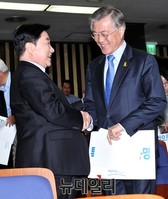 [포토] 이석현 의원과 대화 나누는 문재인 대표