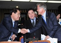 [포토] 인사하는 새정치민주연합 문재인 대표