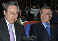 [포토] 대화 나누는 문재인-우윤근