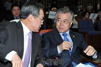 [포토] 대화 나누는 문재인 대표