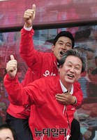 [포토] 오신환 등에 업은 김무성 대표