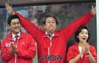 [포토] 호루라기 불며 오신환 지지호소하는 김무성 대표