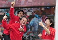 [포토] 오신환 후보 등에 업고 지지호소하는 김무성 대표