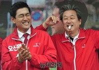 [포토] 호루라기 불며 지지 호소하는 김무성 대표