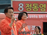 [포토] 유권자들에게 지지 호소하는 정동영 후보