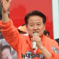 [포토] 지지 호소하는 국민모임 정동영 후보