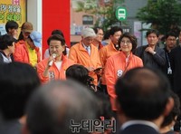 [포토] 시민들에게 지지 호소하는 정동영 후보