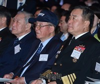 [포토] 역대참모총장과 함께한 정호섭 해군참모총장