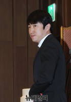 [포토] 기자회견장 들어서는 장동민