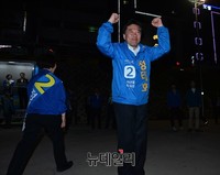 [포토] 마지막유세 이어나가는 정태호 후보