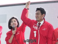 [포토] 오신환 후보 손 들어보이는 나경원 의원