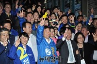 [포토] 지지자들과 선거 마감하는 새정치 정태호 후보