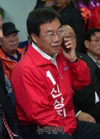 [포토] 성남 중원, 개표방송 시청하는 신상진 후보