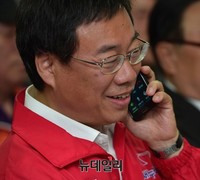 [포토] 성남 중원, 전화통화하는 신상진후보