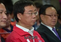 [포토] 성남 중원, 개표방송 시청하는 신상진 후보