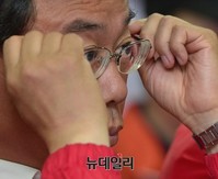 [포토] 성남 중원, 개표방송 보는 신상진 후보