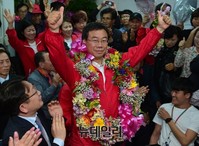 [포토] 3선에 성공한 신상진 후보