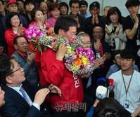 [포토] 성남 중원, 꽃목걸이 건 신상진 후보