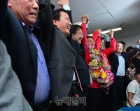 [포토] 성남 중원, 당선확실에 환호하는 신상진 후보