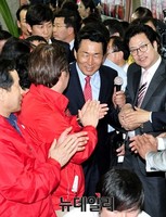[포토] 지역주민 축하 받으며 들어오는 안상수 당선자
