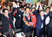 [포토] 만세하는 인천서구을 안상수 당선자