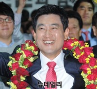 [포토] 환하게 웃는 오신환 당선인
