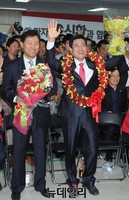 [포토] 오신환 당선인 축하하는 오세훈 전 서울시장