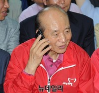 [포토] 당선 축하전화 받는 오신환 당선인 아버지