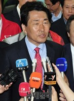 [포토] 당선소감 밝히는 안상수 당선자