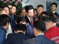 [포토] 지지자들의 환호속에 입장하는 오신환 후보