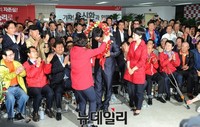 [포토] 당선 꽃목걸이 거는 오신환 후보