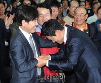 [포토] 하태경 의원 축하받는 오신환 당선인