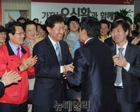[포토] 오세훈 전 시장 축하받는 오신환 당선인