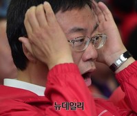 [포토] 개표방송 지켜보는 신상진 후보