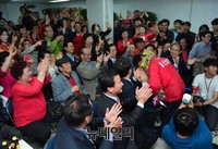 [포토] 당선확실소식에 지지자들에게 인사하는 신상진 후보
