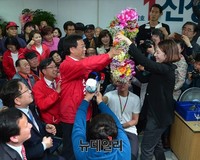 [포토] 성남중원, 당선확실 소식에 등장한 꽃목걸이