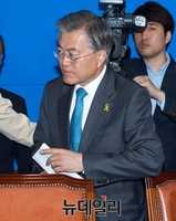 [포토] 참담한 표정으로 기자회견장 떠나는 문재인