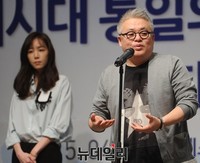 [포토] 김형석-김이나 '새시대 통일의 노래 캠페인' 참여