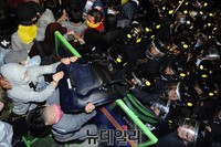 [포토] 경찰 방패 뺏으려는 시위대