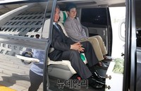 [포토] 참담한 표정으로 국회 떠나는 문재인 대표