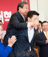 [포토] 김무성 당대표 업은 김태호 최고위원