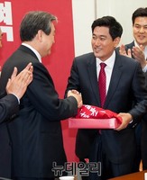 [포토] 오신환 당선자 축하하는 김무성 대표