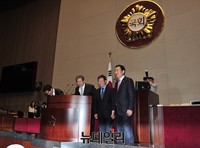 [포토] 의원총회에서 재보선 당선자들 소개 시키는 김무성