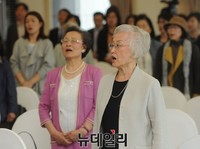 [포토] 애국가 제창하는 이덕희 소장