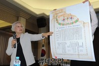 [포토] 역사 자료 소개하는 이덕희 소장