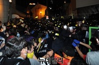 [포토] 경찰과 몸싸움 벌이는 시위대