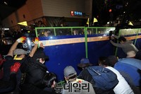 [포토] 경찰의 저지선 앞에서 충돌한 시위대