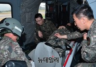 [포토] 응급환자 후송하는 의무후송항공대원