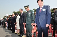 [포토] 안중근 장군 동상 제막식, 묵념하는 인사들